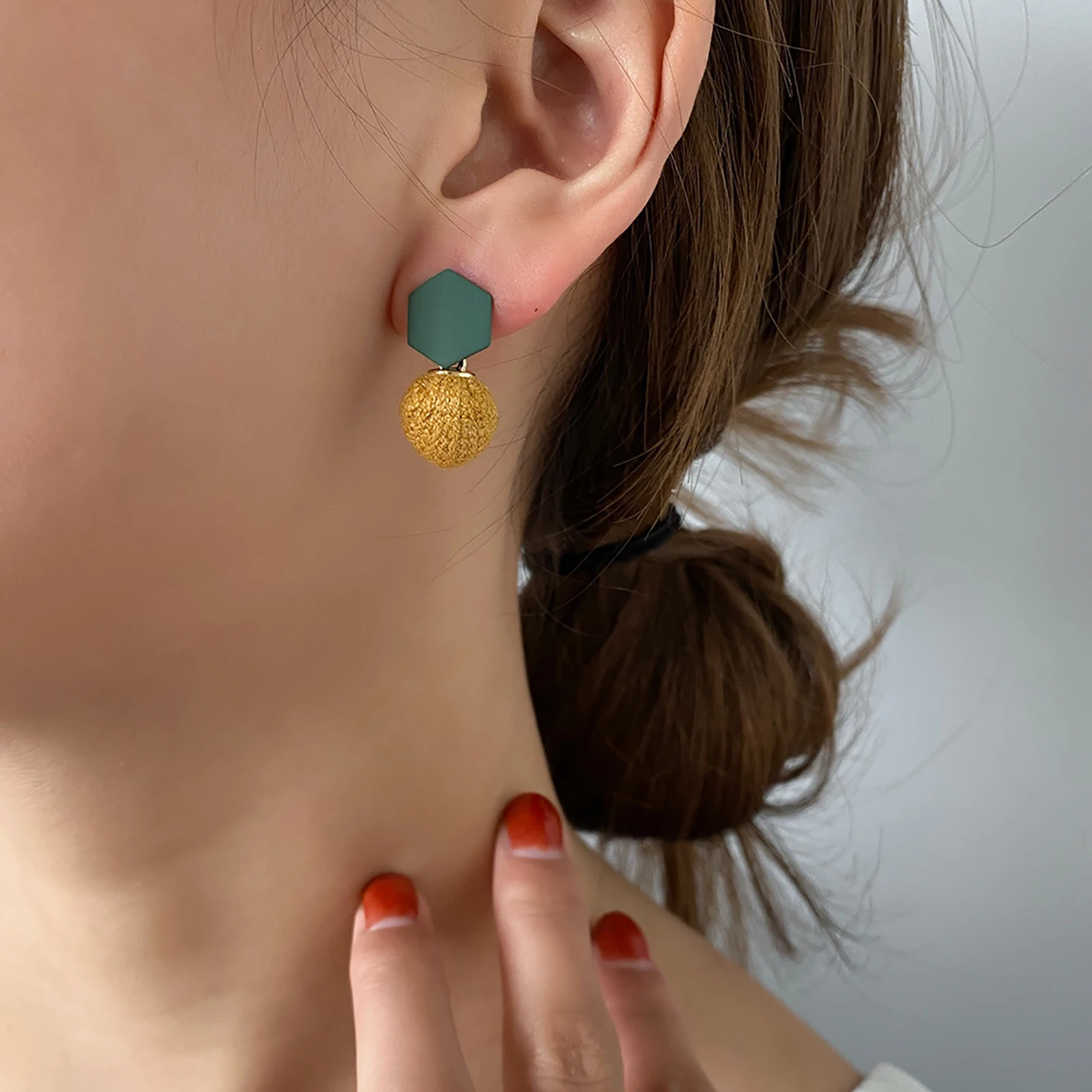 Женские акриловые серьги гвоздики с помпоном Doreen Box шестигранные украшения для