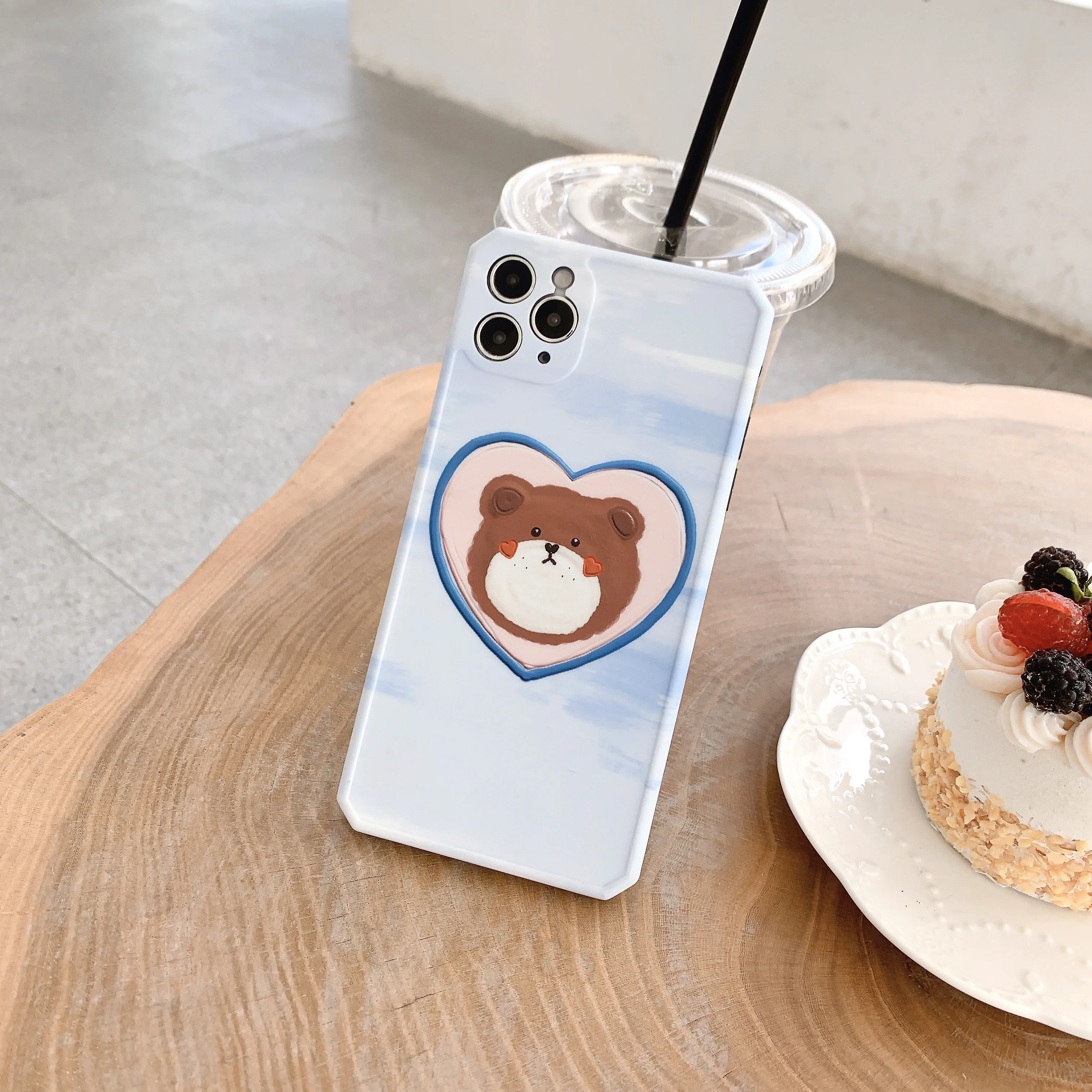 

The pattern of the bear head in oil painting is suitable for iPhone 11 and iPhone 12 series mobile phone cases