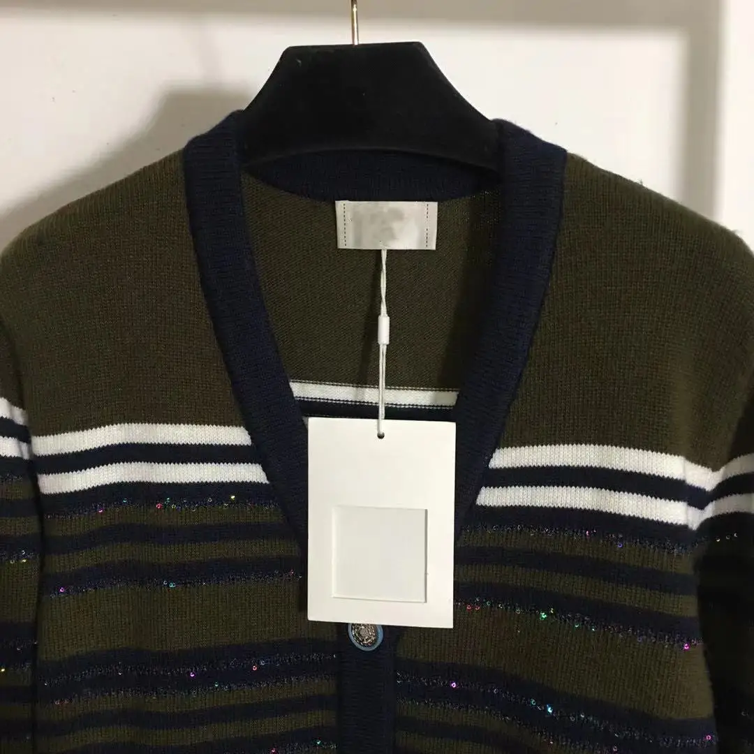 

Cosmicchic, V- , 2021