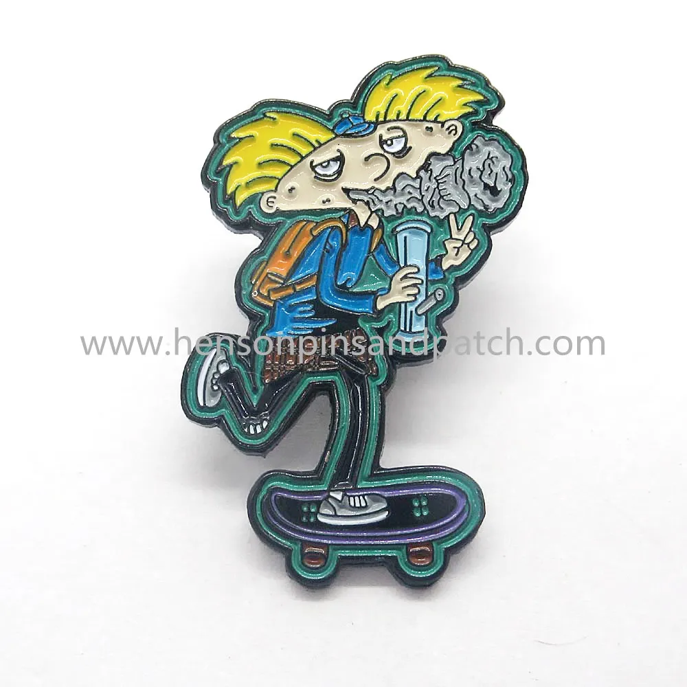 Розничная и в наличии черный металлический мягкий эмалевый значок для