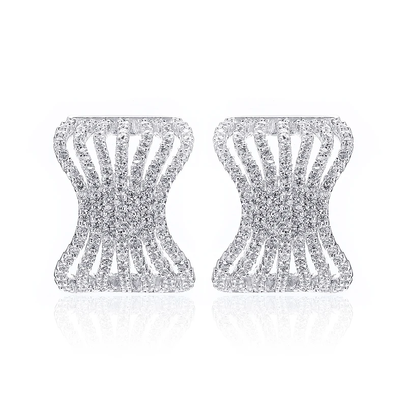 Серьги-гвоздики с родиевым покрытием и геометрическим рисунком | Украшения