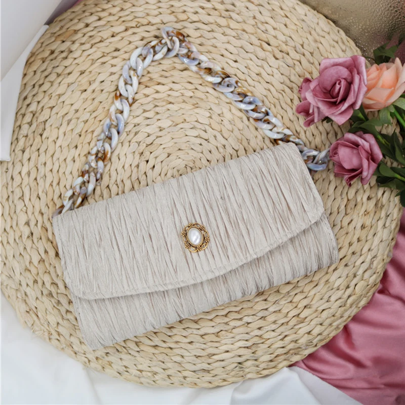 

Сумка-клатч женская, на акриловой цепочке, цвета шампанского