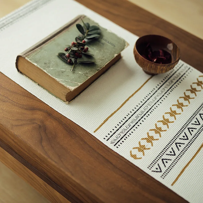 Скатерть DUNXDECO тканевая с геометрическим рисунком золотистыми и черными линиями |