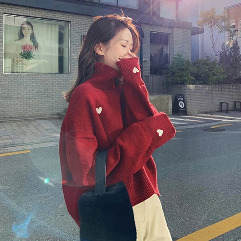 Свитер женский трикотажный с высоким воротником и узором в виде сердечек |