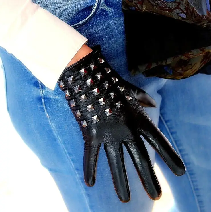 

Women's natural leather touch screen punk style rivet glove female fashion genuine leather dancing driving glove R2518