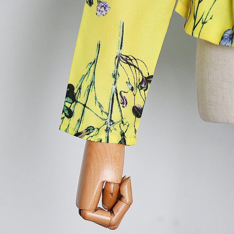 Женская блузка с открытыми плечами TWOTWINSTYLE белая цветочным принтом косами на