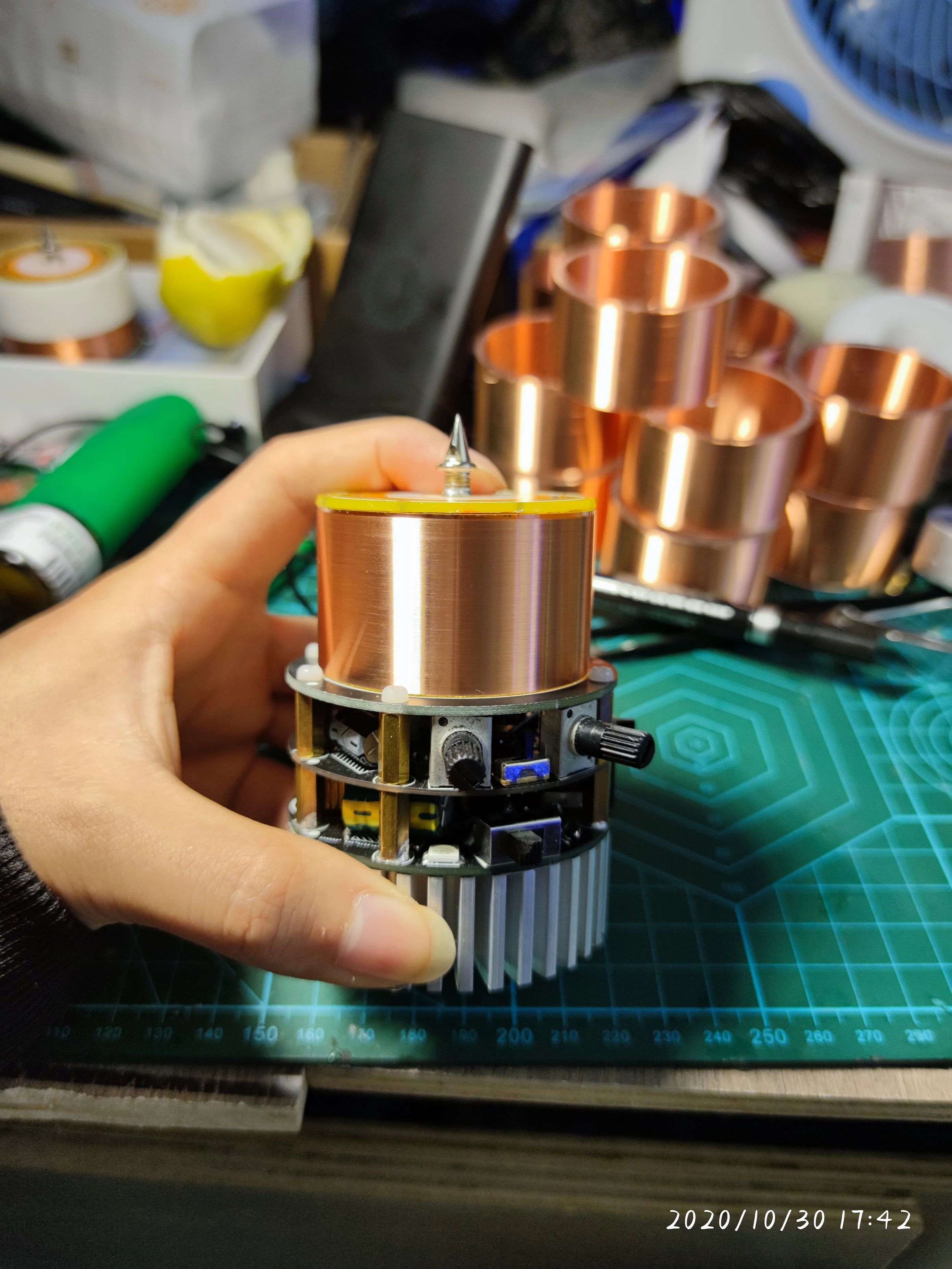 

Newest Y5.0 ! Artificial Lightning Mini Music Solid Tesla Coil Tesla Teaching Tools Wireless Lighting Transmission Bluetooth