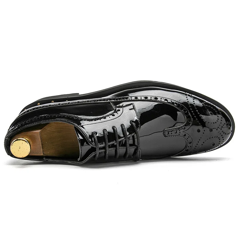 

British Style Men Oxfords Shoes Carved Bullock Patent Leather Shoe Black Male Brogue Shoes Lace-Up Gold Men's Flats