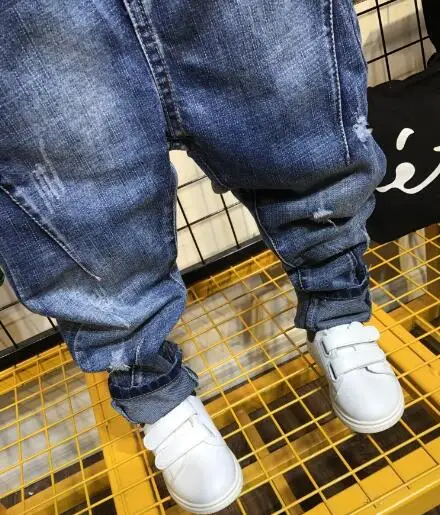 Джинсы для маленьких мальчиков 2021 Сезон весна Модные детские джинсовые