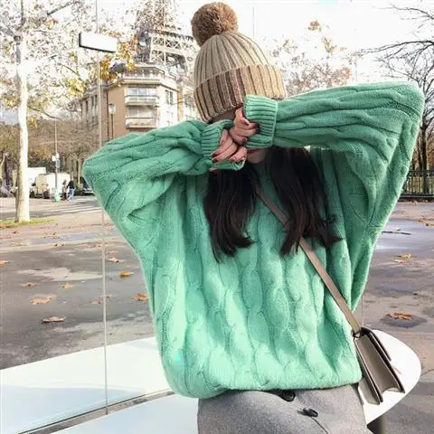 Осенне зимний плотный свитер карамельного цвета в ленивом стиле женский