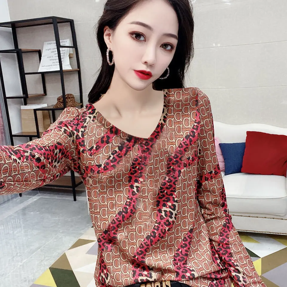 

2021 autumn new fashion T-shirt women's Korean V-neck slim and versatile top long sleeve bottomed shirt women's wear