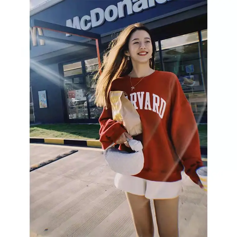 Женский Свитшот оверсайз красный с принтом в американском Гарвардском стиле