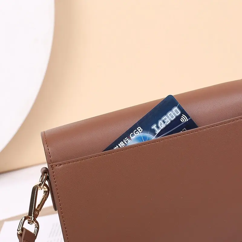 

New box versatile stewardess tofu bag women's fashionable retro shoulder bag with wide shoulder strap and leather square bag