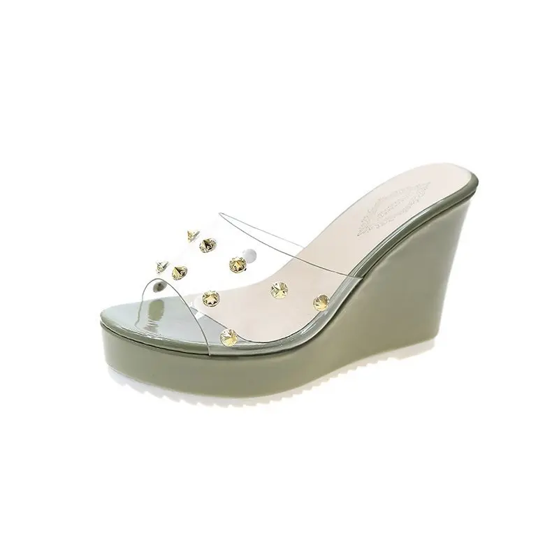 

Transparent Slippers Women Luxury Shoes Pantofle Rivet Peep Toe Slides On A Wedge Heeled Mules Designer 2021 High Rubber Fabric