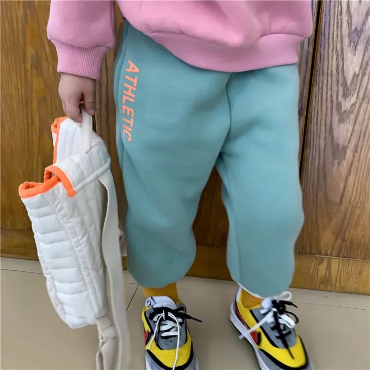 Осенне зимние флисовые спортивные штаны с буквенным принтом для мальчиков и