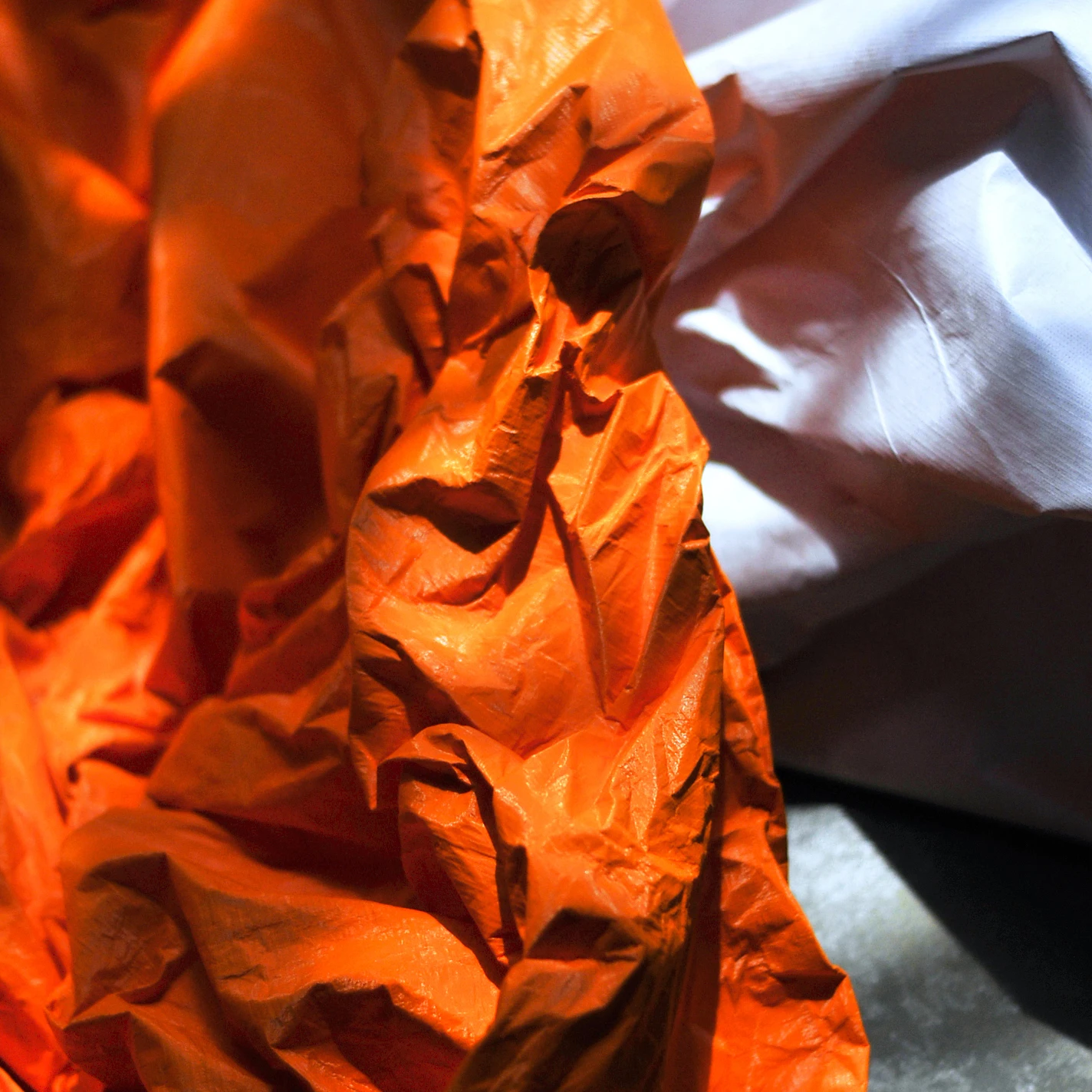 Устойчивая к разрывам Глянцевая моющаяся бумага оранжевого цвета 145 см ширина