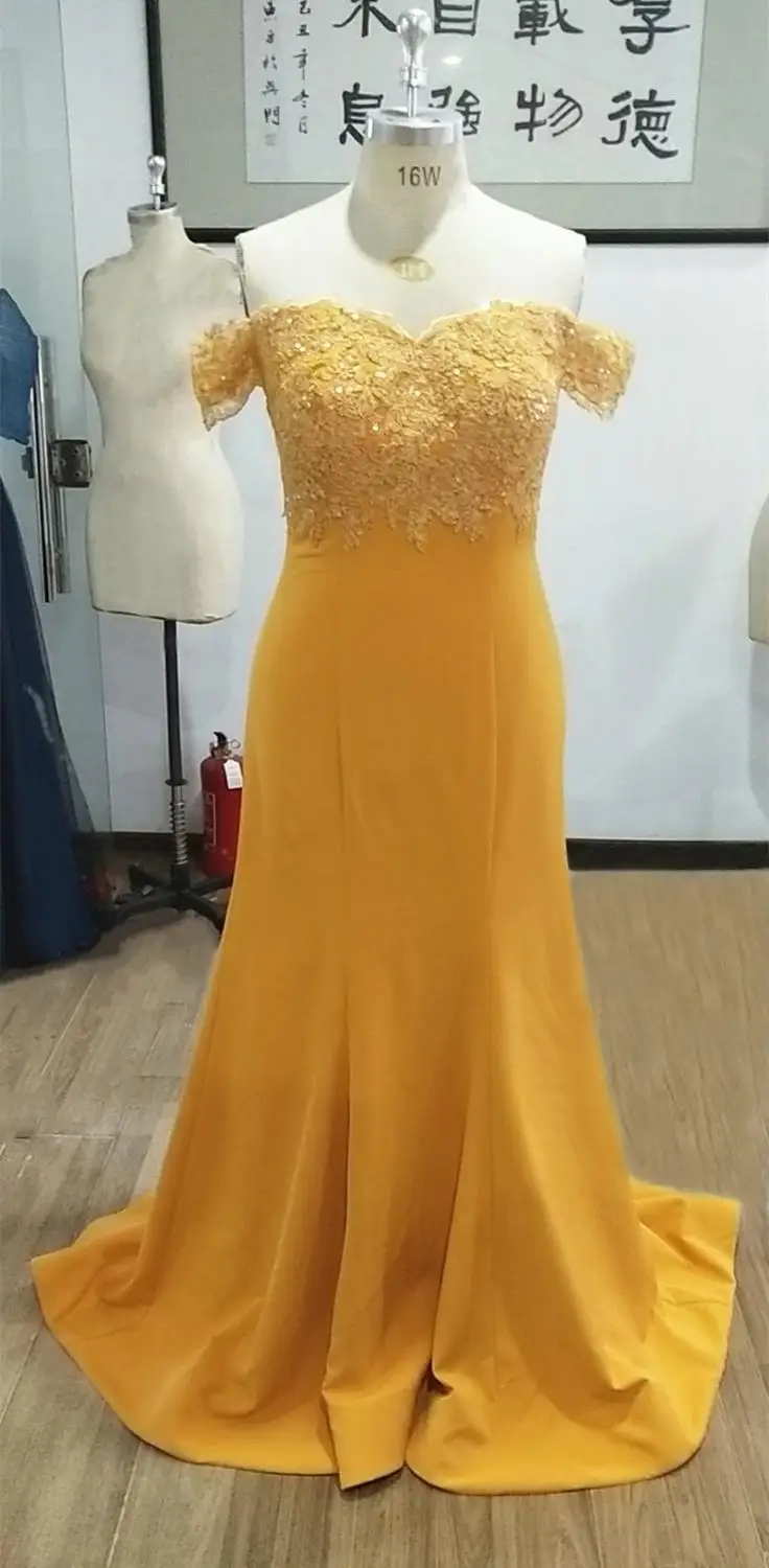 Женское платье подружки невесты персикового цвета с открытыми плечами и