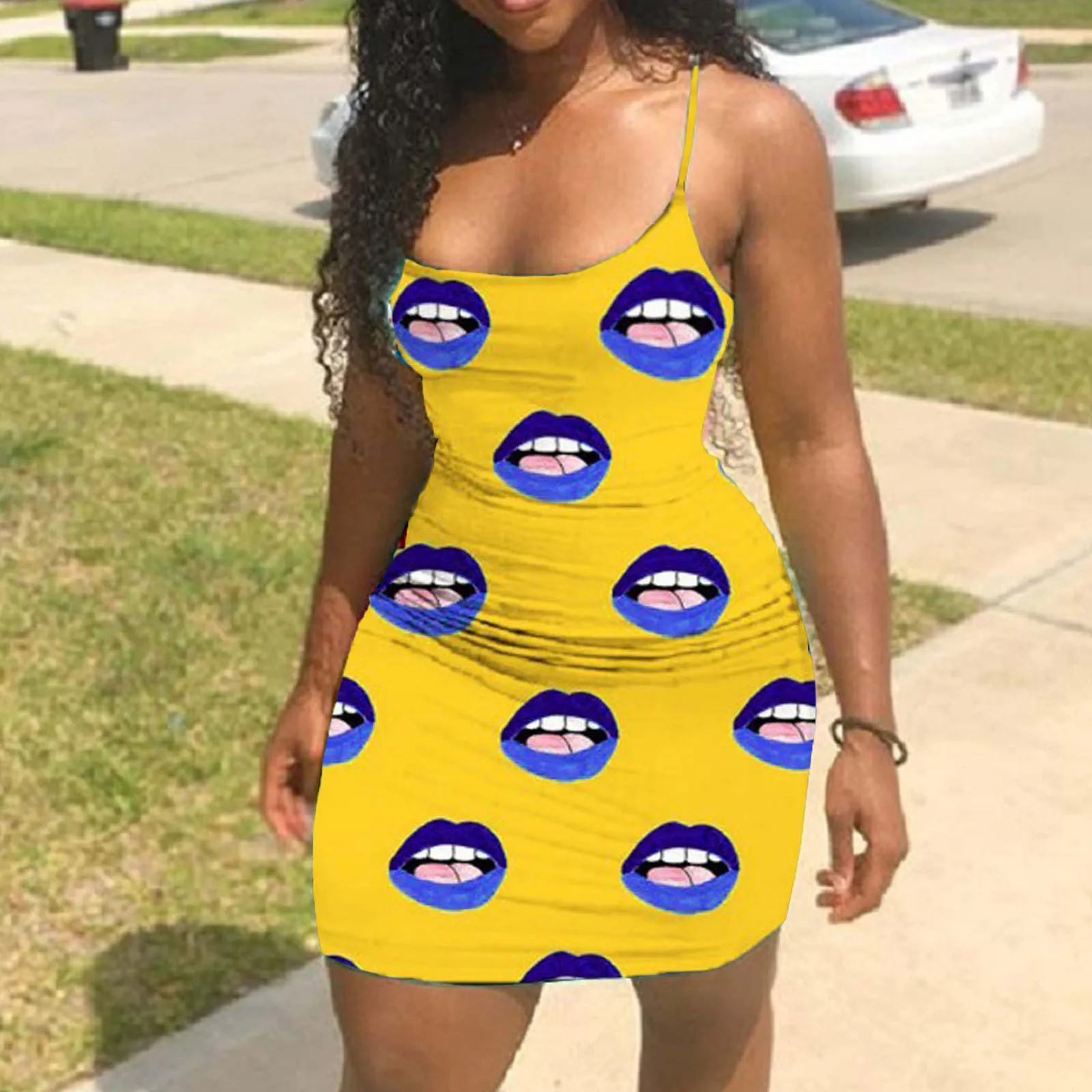 Женское платье на бретельках повседневное летнее пикантное мини без рукавов с