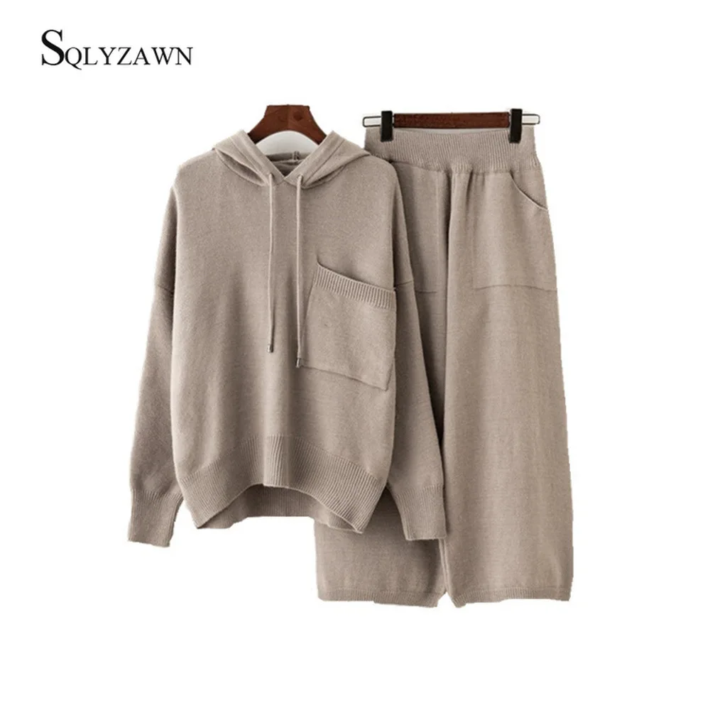 Женский трикотажный костюм свитер с капюшоном и брюки широкими штанинами