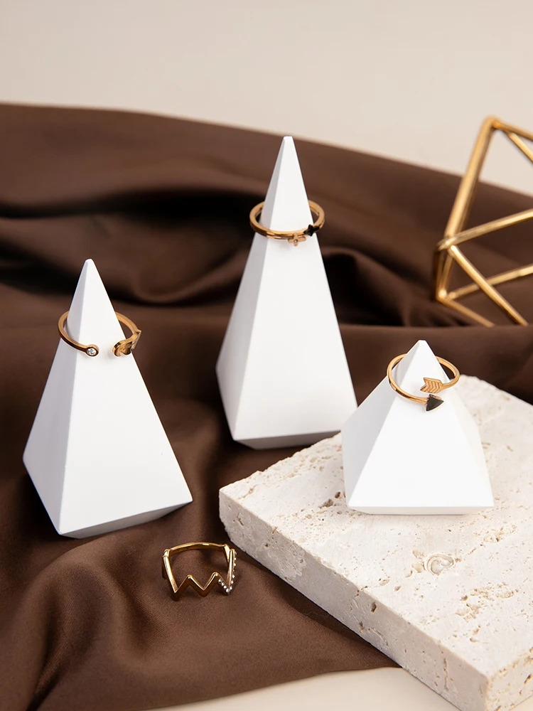 

Triangle White Gypsum Rings Display Holder Jewelry Display Stand Rings Display Rack