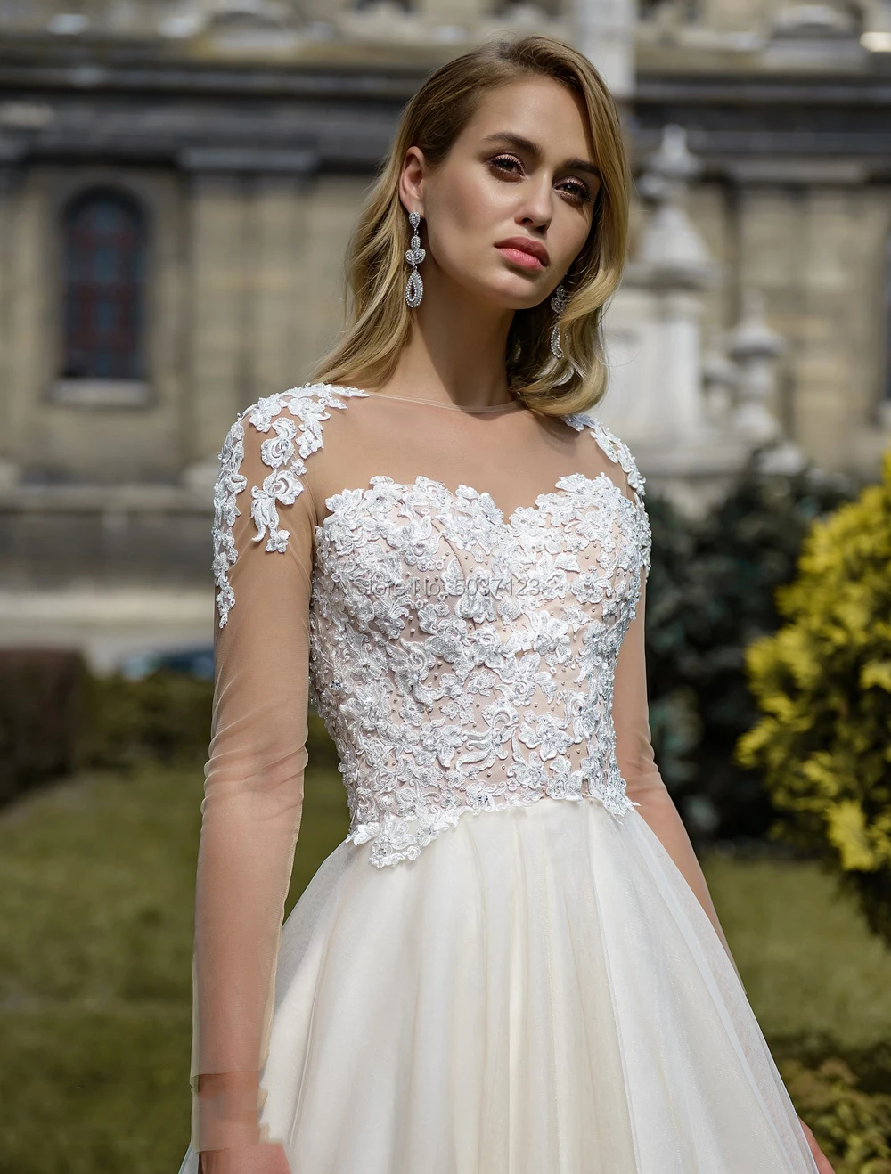 Женское платье с длинным рукавом кружевное свадебное из тюля аппликацией и