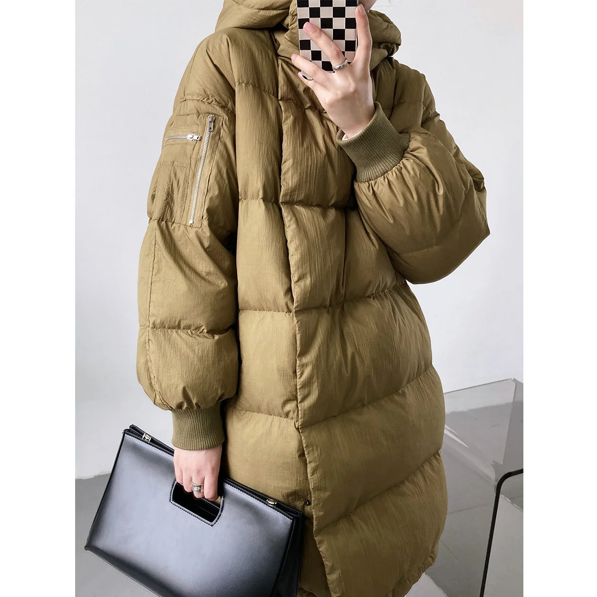 

Однобортный длинный пуховик цвета хаки/белого/черного цвета с капюшоном и карманами на молнии