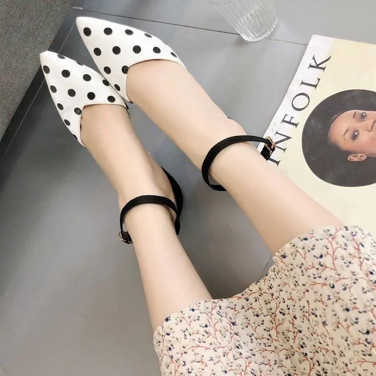 Женские сандалии в горошек с острым носком на тонком каблуке 6 см удобные туфли