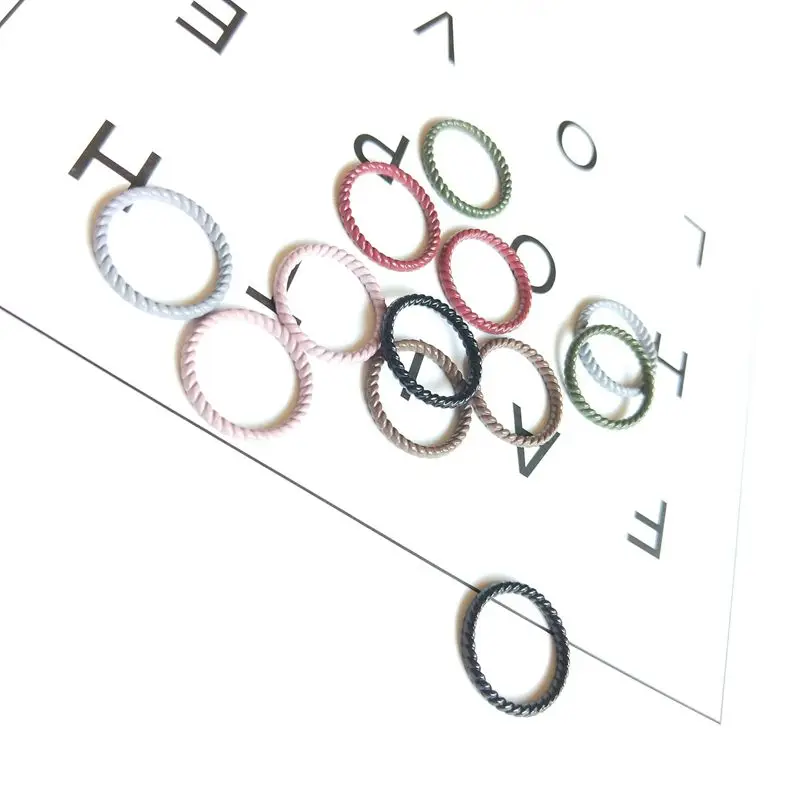 Простые и свежие разноцветные кольца на спирали в японском южнокорейском стиле
