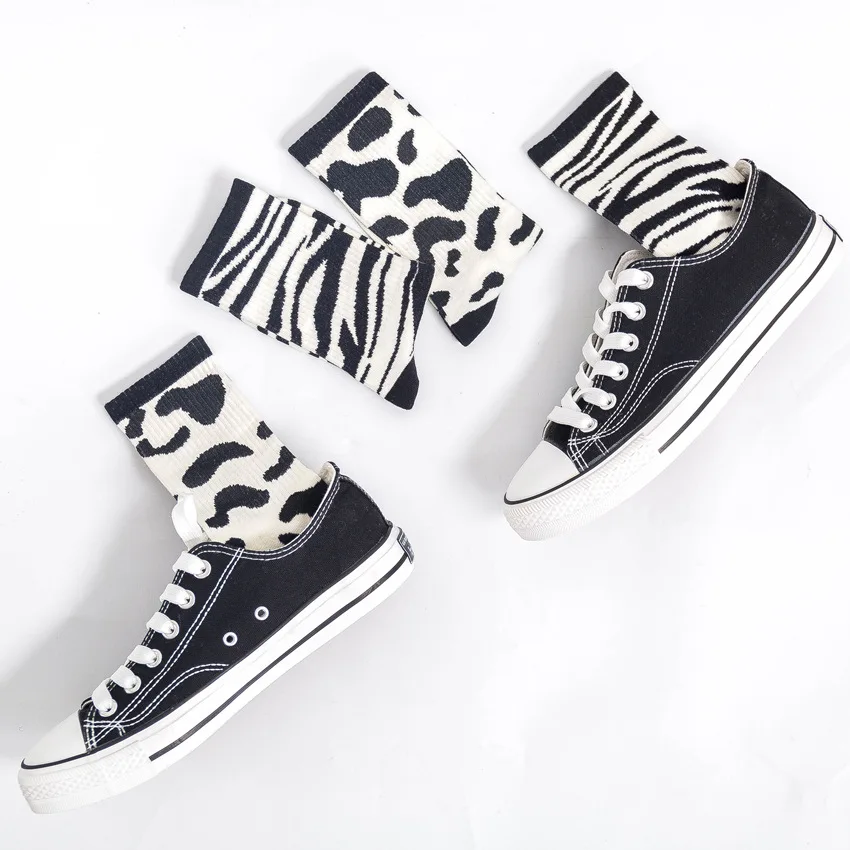 

New couple socks black and white cow pattern cotton socks Japanese and Korean style cute trendy socks men and women trendy sport