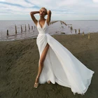 Женское платье из органзы с V-образным вырезом и высоким разрезом