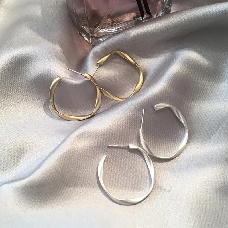 Женские ассиметричные матовые витые металлические серьги очаровательные