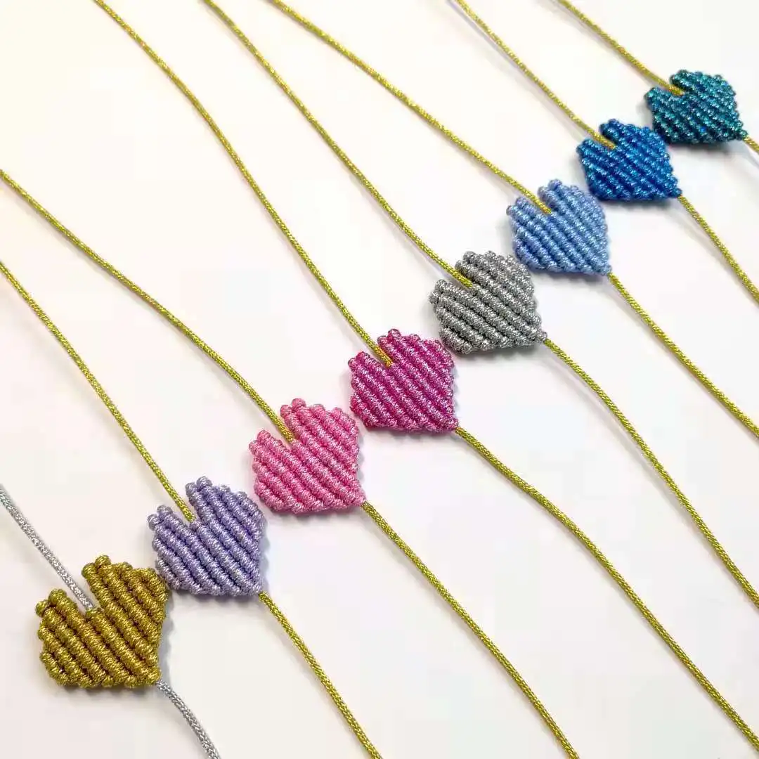 

Плетеный браслет ручной работы, в форме сердца