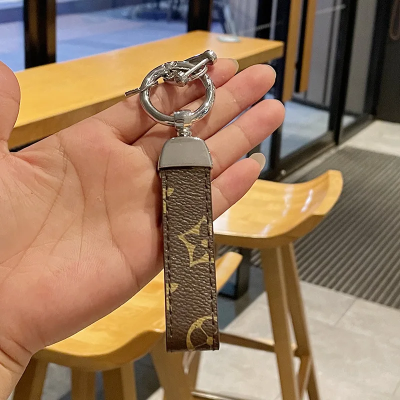 

Classic Design Brown Color Key Chain Pu Leather Material Keychain Holders Door Car Key Hang Unisex Fashion Birthday Gifts Retro