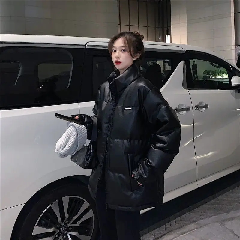 Женская зимняя куртка-бомбер из искусственной кожи Черная | одежда