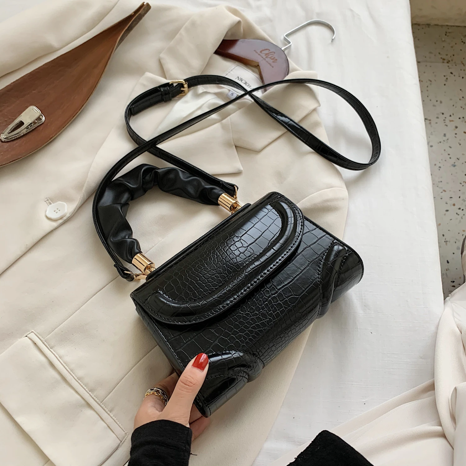 Черные сумки через плечо из искусственной кожи для женщин 2020 модная трендовая