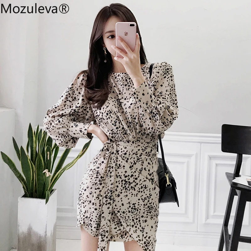 Женское мини платье с леопардовым принтом на шнуровке длинным рукавом