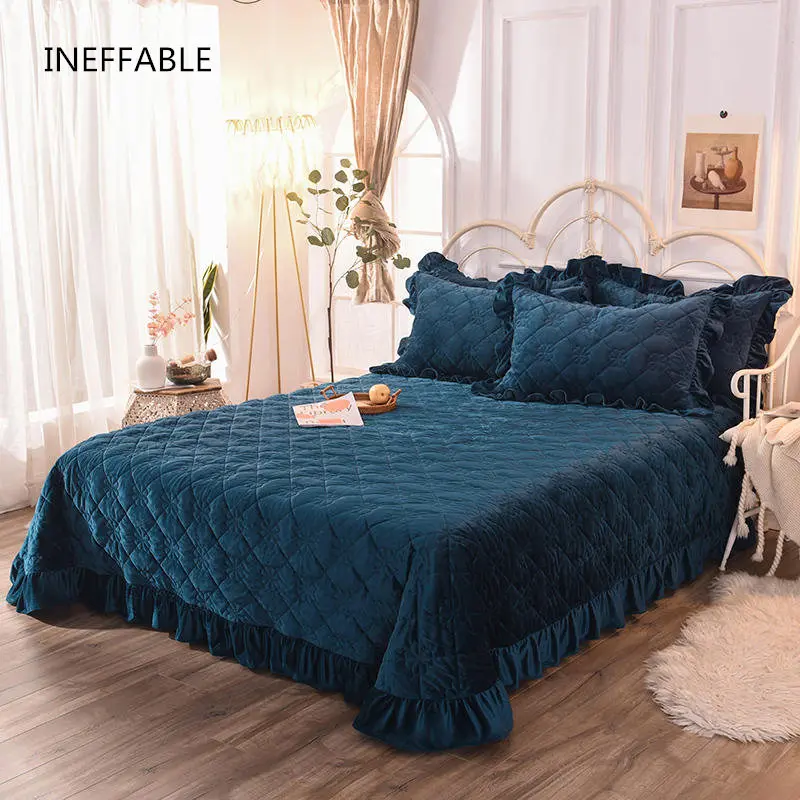 Мягкое бархатное стеганое покрывало темно-серого цвета постельное белье