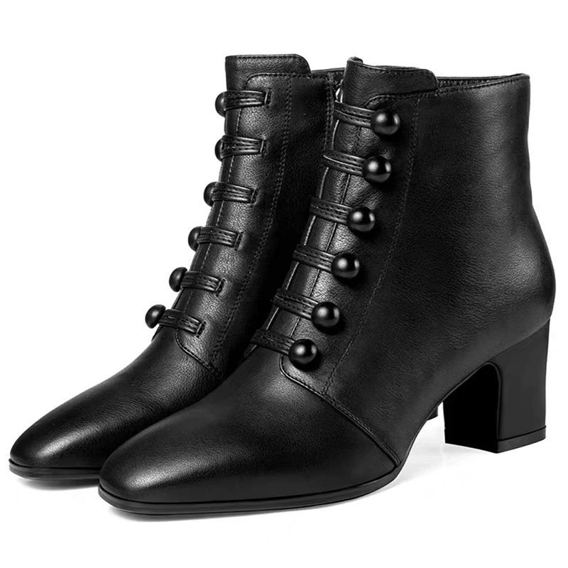 Женские зимние ботинки с заклепками из натурального спилка черные острым носком