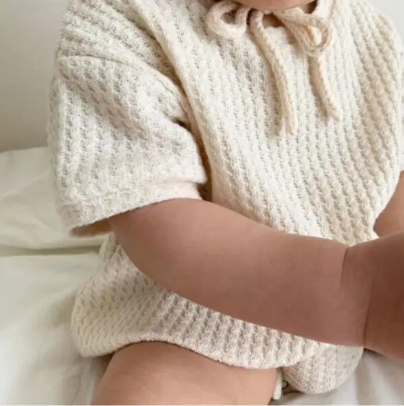 Детский комбинезон в клетку хлопковый с коротким рукавом и вафельным принтом