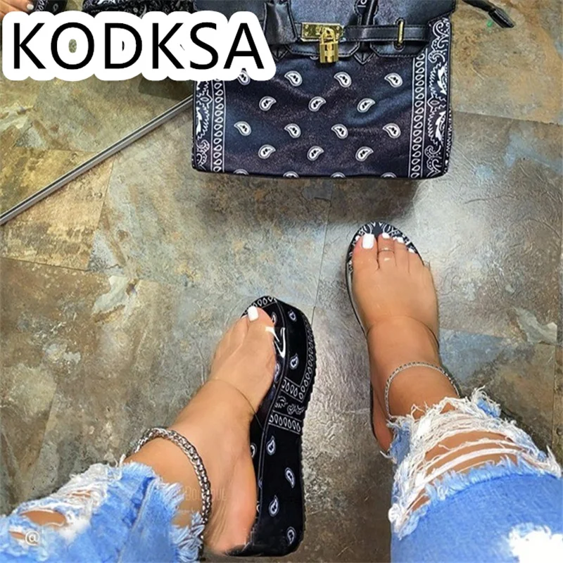 

Новинка 2021, летние европейские и американские большие атласные прозрачные тапочки с цветами кешью, пляжные тапочки на высоком каблуке для ж...