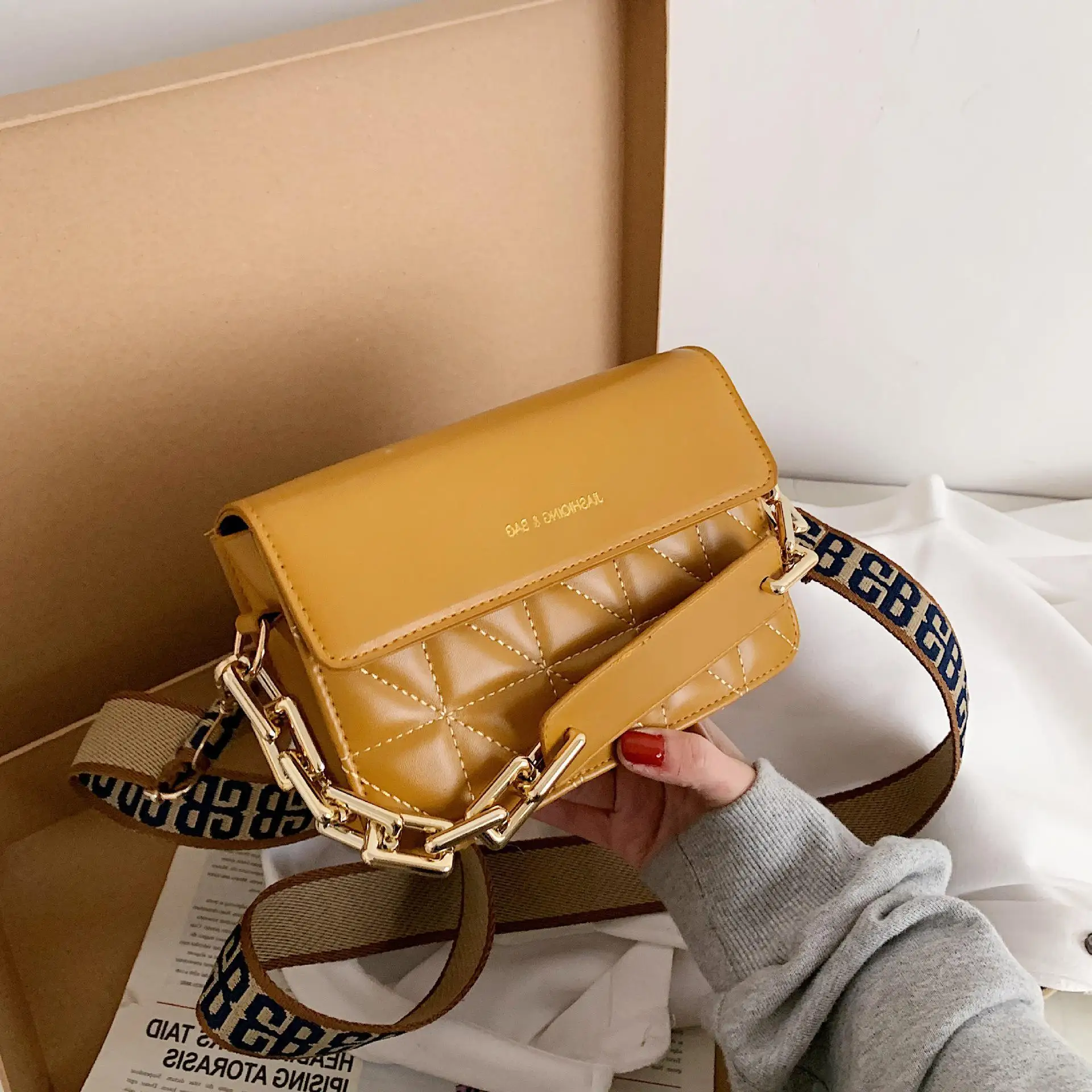 

Retro Bags Luxury Handbags Diamond Shoulder Bag Wide Shoulder Strap Messenger Bag Small Square Bag Handbags for Women 2022