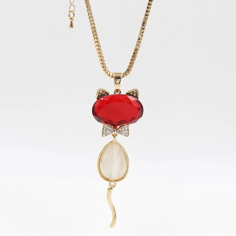 Подвеска в виде котенка розовое золото черный свитер цепочка белое