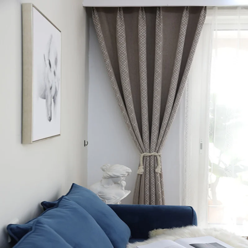 Коричневые геометрические затемняющие окна драпировка панель белая сетка