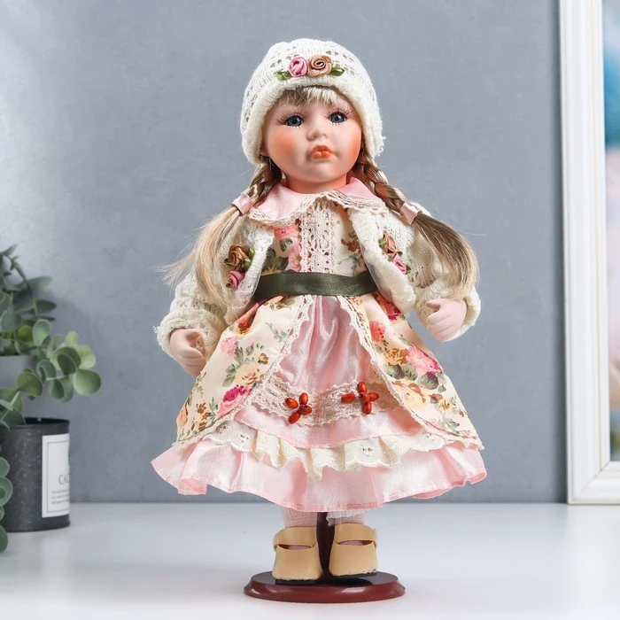 Кукла коллекционная керамика &quotАлёна в розовом платье и белой вязанной кофте&quot
