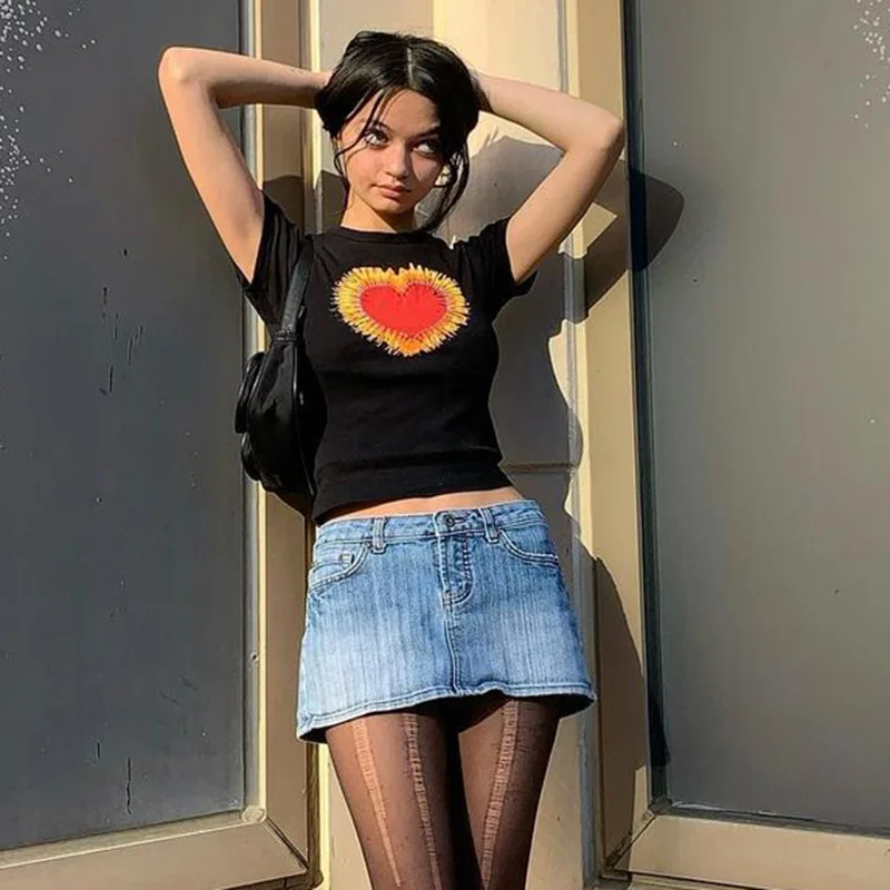 

Y2K Heart Graphic Black T-shirts 90s Vintage Cute O-neck Short Sleeve Slim Fit Cropped Tops E-girl Fashion Outfits Streetwear