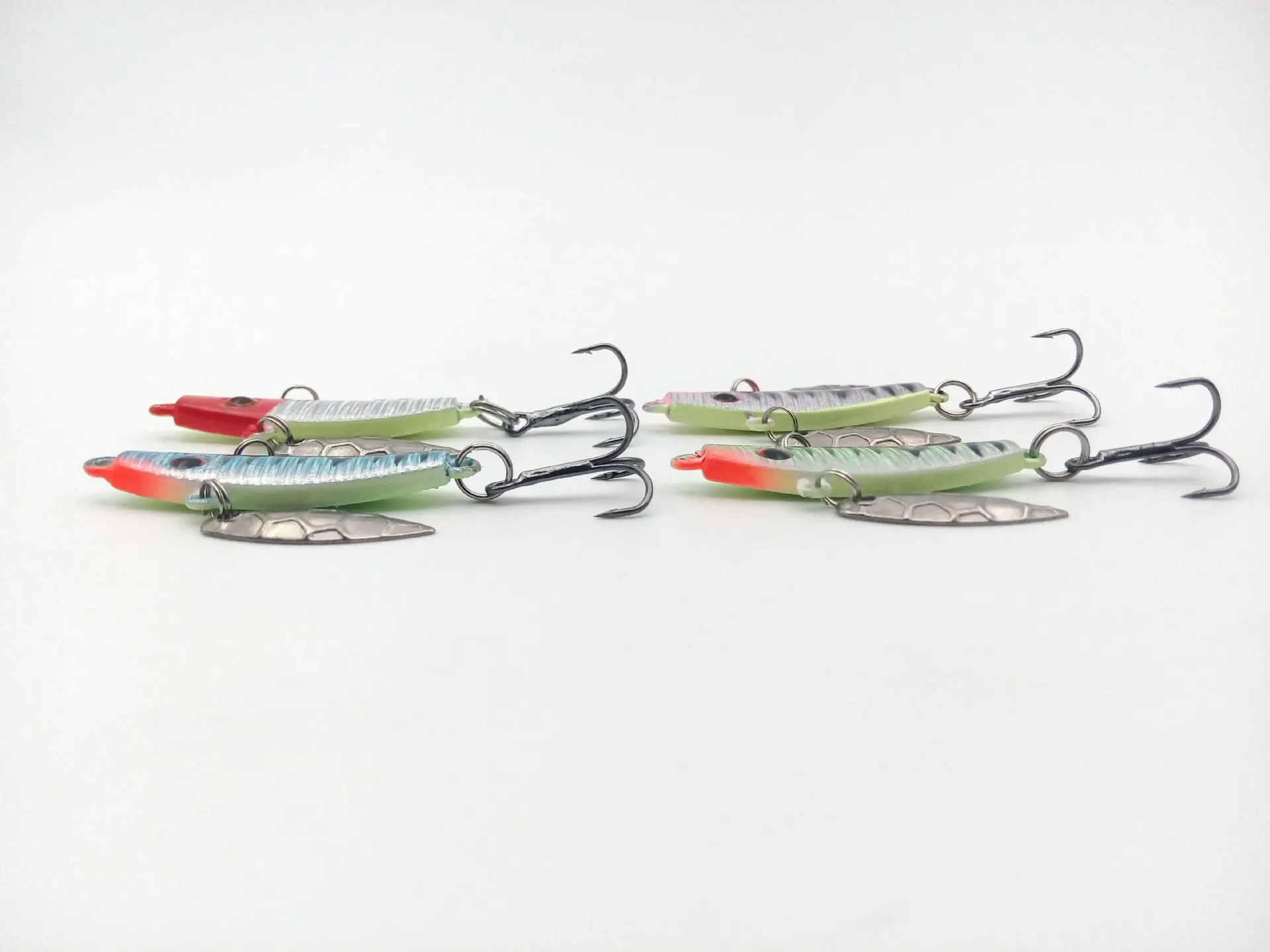 

4pcs 4 color double leaf ice hook hook hook lure lure 7g/50mm fishing fixture metal bait mini lead fish rotating sequins