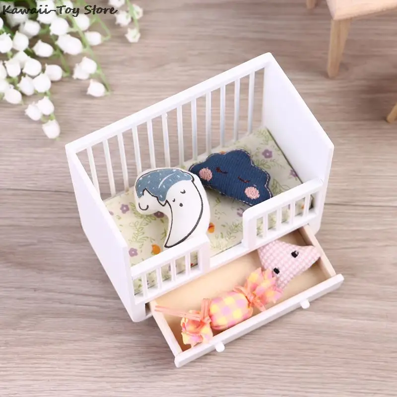 

Мини кукольный домик кровать с подушкой милые миниатюрные Аксессуары украшение игрушка поделки 1:12 кукольный домик детская кроватка