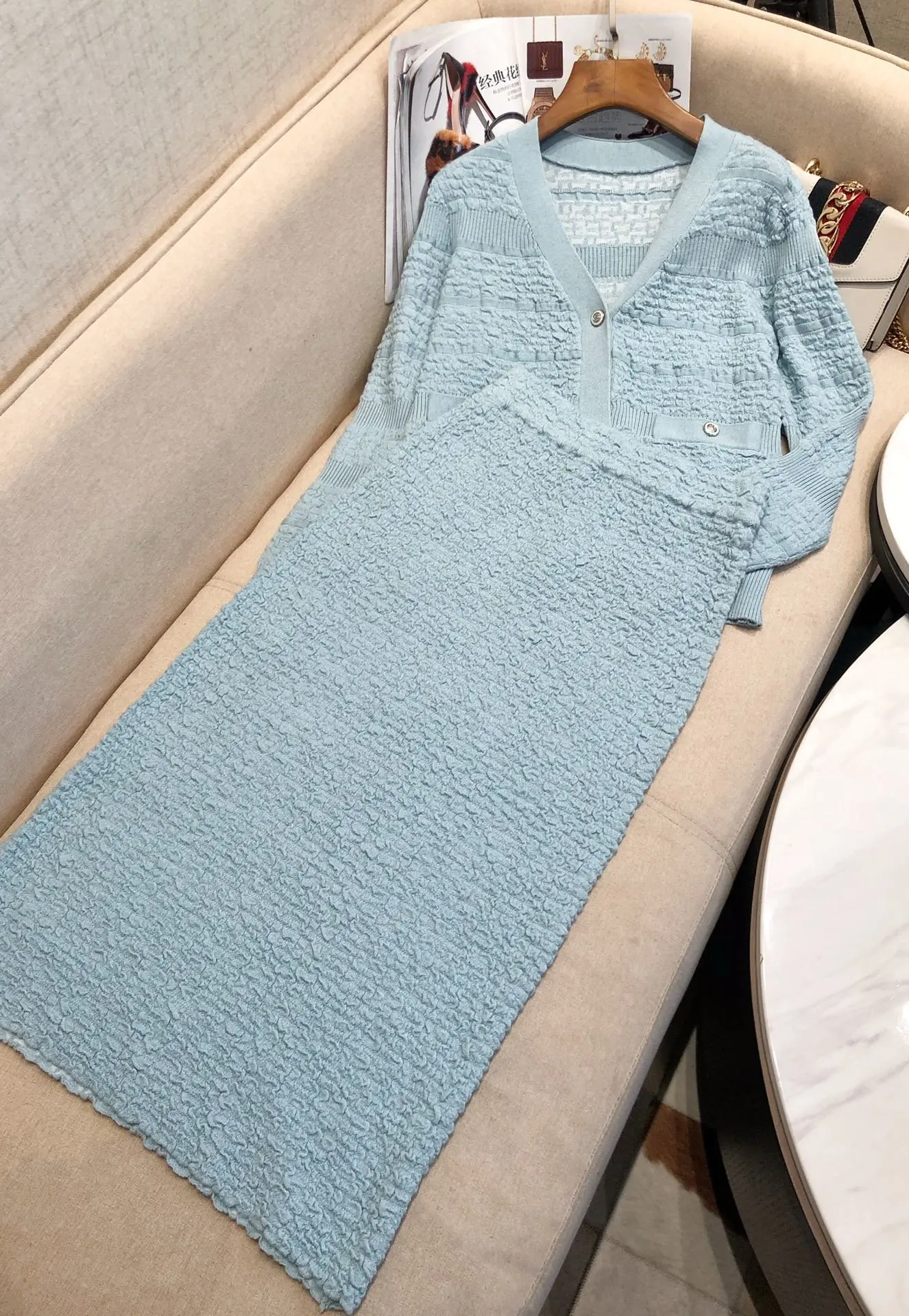 

Женский трикотажный топ 2021 + юбка на бедрах с высокой талией, комплект из 2 предметов, костюм с v-образным вырезом, 1114