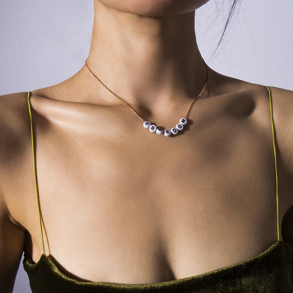 Оригинальное дизайнерское уникальное ожерелье из смолы с буквенным принтом