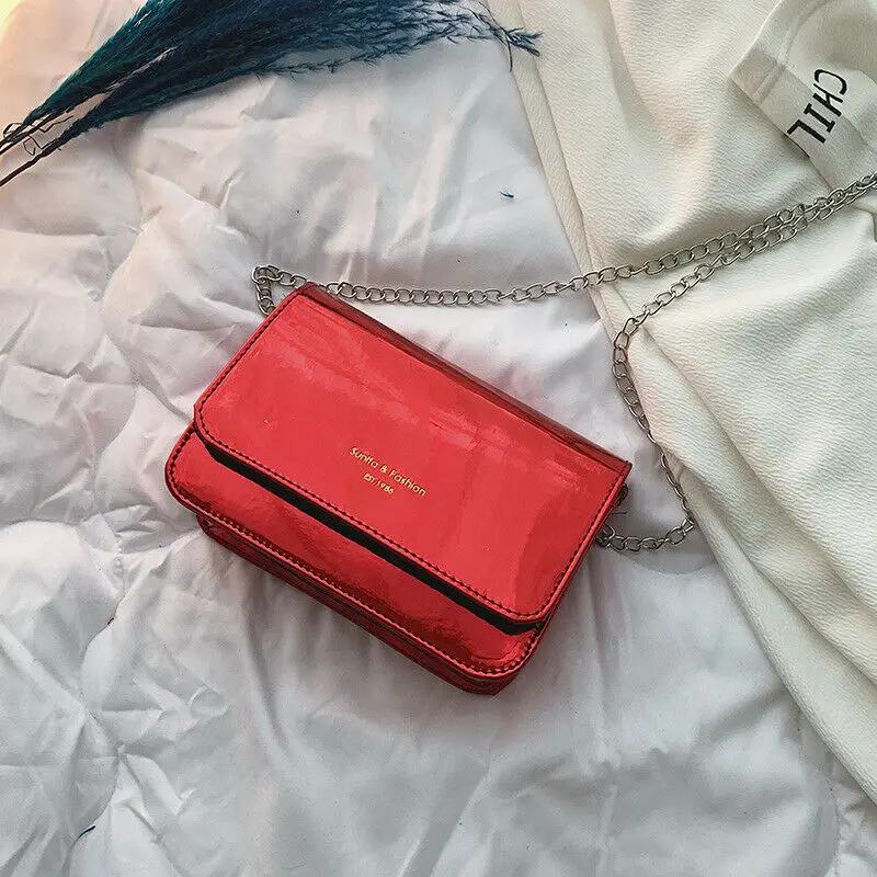 Женская сумка маленькая квадратная из лакированной кожи с цепочкой на